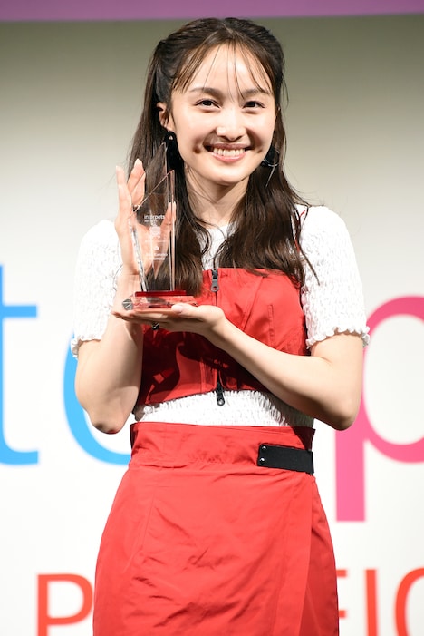 「インターペットアワード」のトロフィーを持つ百田夏菜子。