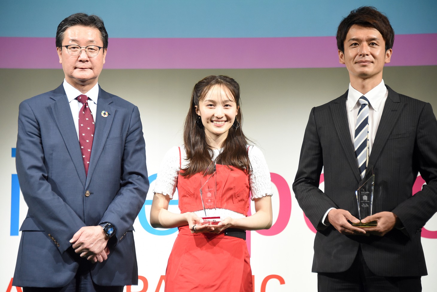 左から一般社団法人ペットフード協会の児玉博充会長、百田夏菜子、同じく「インターペットアワード」受賞者である国立環境研究所主任研究員の谷口優氏。
