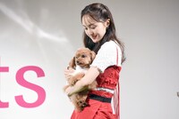 愛犬のピーチと一緒にステージに登場する百田夏菜子。