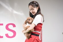 愛犬のピーチと一緒にステージに登場する百田夏菜子。