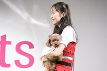 愛犬のピーチと一緒にステージに登場する百田夏菜子。