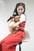 百田夏菜子と愛犬のピーチ。