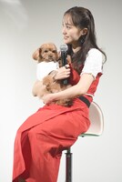 百田夏菜子と愛犬のピーチ。