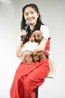 百田夏菜子と愛犬のピーチ。
