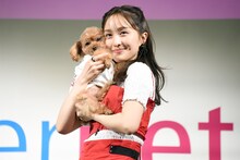 愛犬のピーチとフォトセッションに応じる百田夏菜子。
