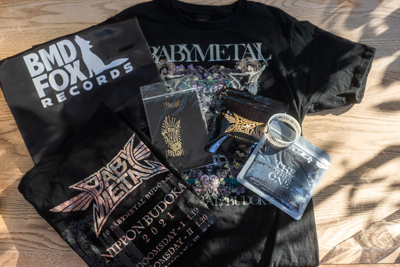 宮崎が持参してきたBABYMETALグッズ。