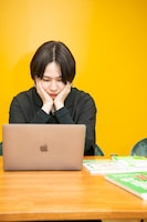 真剣な表情で問題を解く土岐麻子。