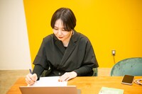 スラスラと翻訳していく土岐麻子。