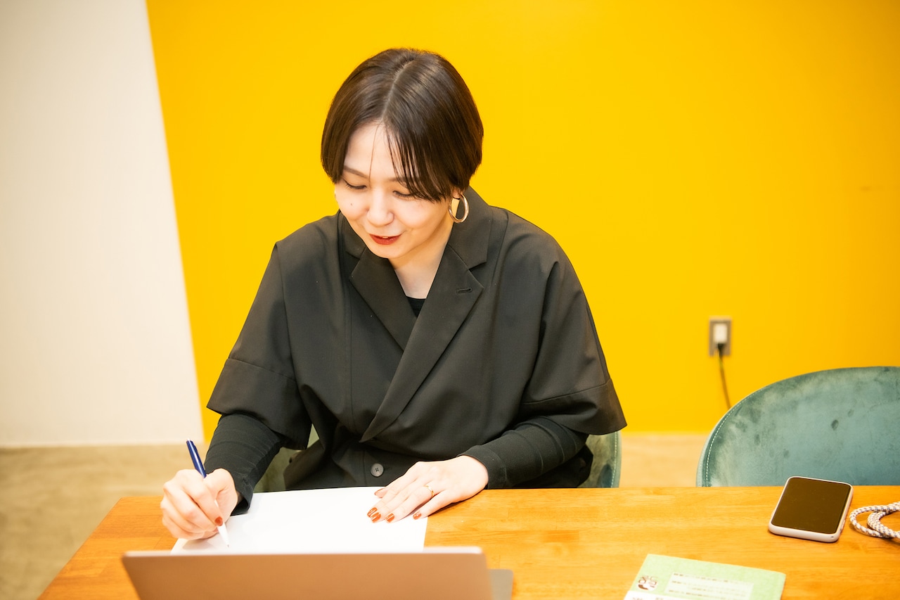 スラスラと翻訳していく土岐麻子。