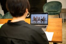 NewJeansの動画に見入る土岐麻子。