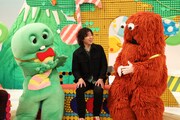 斉藤和義がガチャピン＆ムック誕生日会に登場、50周年祝いで「歩いて帰ろう」熱唱