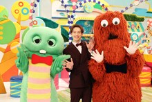 左からガチャピン、ウエンツ瑛士、ムック。(c)ガチャムク