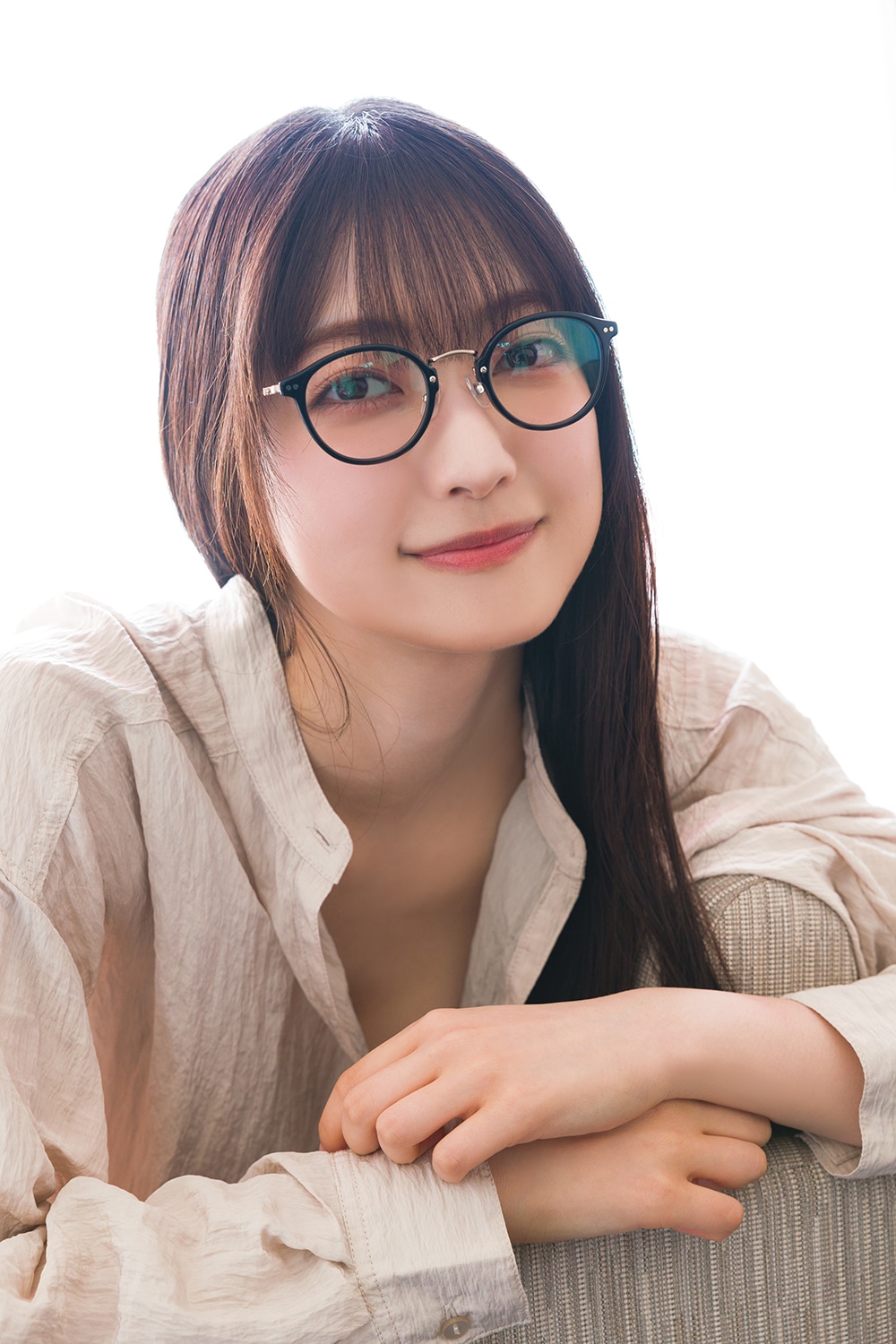 人気画像9位は「櫻坂46大園玲、写真集より“彼シャツ”姿の新規カット公開」より、大園玲「櫻坂46 大園玲 1st写真集 半分光、半分影」先行カット。（撮影：Takeo Dec.）