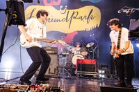 左から山内総一郎（Vo, G / フジファブリック）、岸田繁（Vo, G / くるり）。（撮影：森好弘）