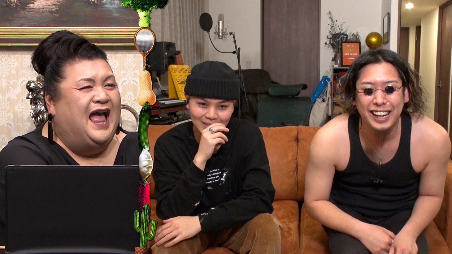 左からマツコ・デラックス、Rofu。(c)日本テレビ