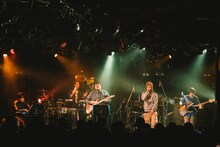 スカートとPUNPEE。（撮影：タマイシンゴ）