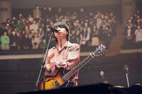 尾崎世界観（Vo, G）（撮影：関信行）