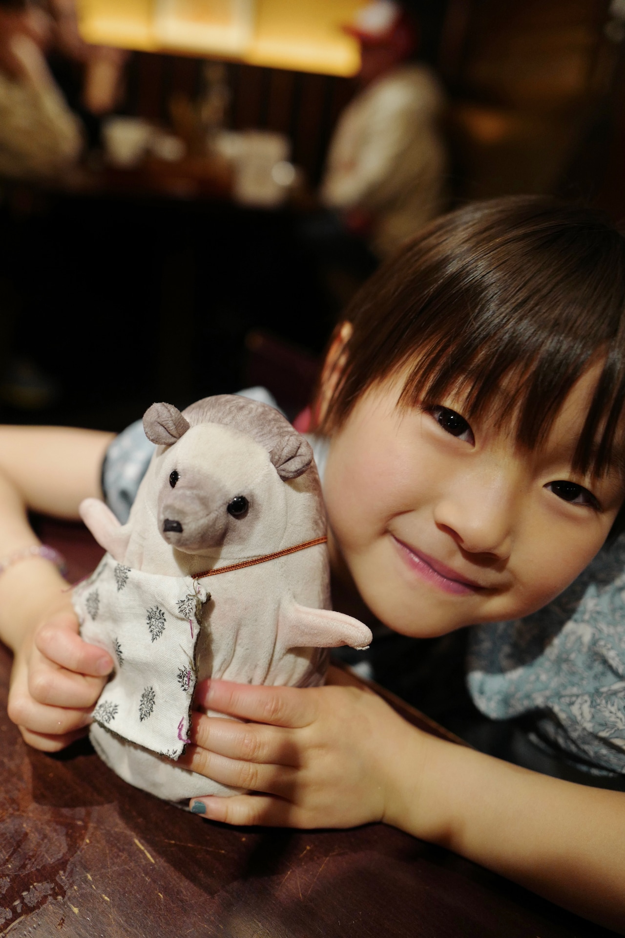 お気に入りのぬいぐるみ“ハリ”と。この写真でハリが身に付けているのは、なまこちゃんお手製の肩掛けバッグ。