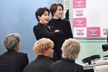 野次を飛ばすタクヤ（中央）。