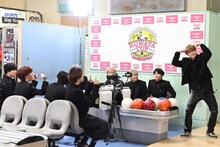 ボウリング企画に挑戦する超特急。