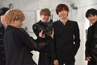 「ベストナインフォト」に挑戦する超特急。