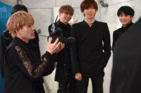 「ベストナインフォト」に挑戦する超特急。