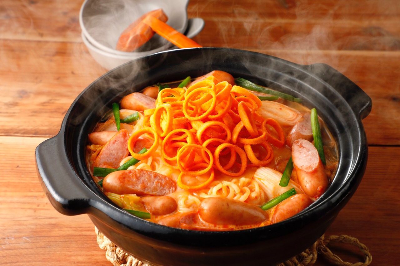 プリマハム「香薫」×東ハト「暴君ハバネロ」のアレンジレシピ「香薫と暴君ハバネロのチゲラーメン」。