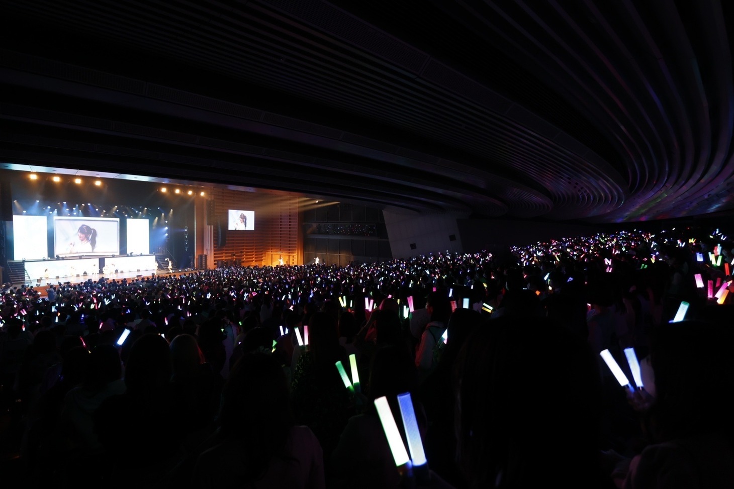 「≠ME 4th ANNIVERSARY PREMIUM CONCERT」の様子。(c)YOANI/KING RECORDS