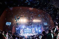 銀と水色のテープが舞う東京国際フォーラム。(c)YOANI/KING RECORDS