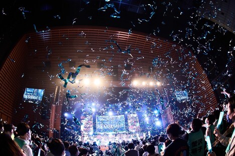 銀と水色のテープが舞う東京国際フォーラム。(c)YOANI/KING RECORDS