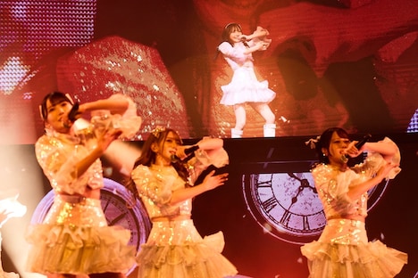 「ワタシアクセント」のパフォーマンスの様子。(c)YOANI/KING RECORDS