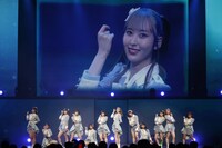 川中子奈月心を含め12人でステージに立つ≠ME。(c)YOANI/KING RECORDS