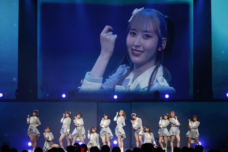 川中子奈月心を含め12人でステージに立つ≠ME。(c)YOANI/KING RECORDS