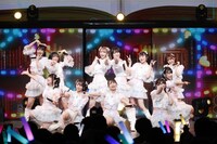 「≠ME 4th ANNIVERSARY PREMIUM CONCERT」の様子。(c)YOANI/KING RECORDS