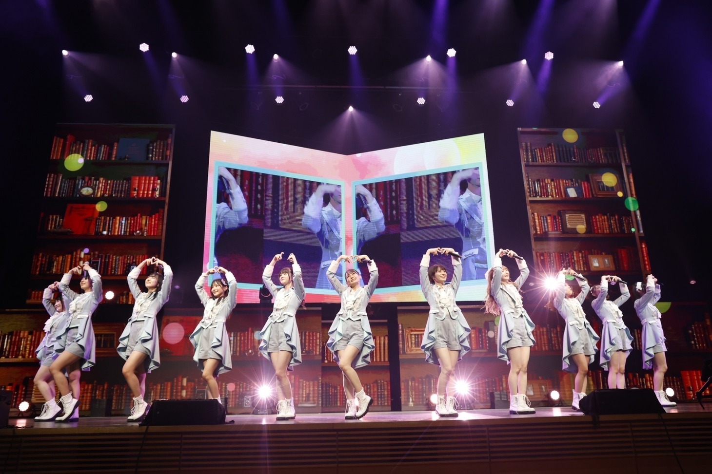 「≠ME 4th ANNIVERSARY PREMIUM CONCERT」の様子。(c)YOANI/KING RECORDS