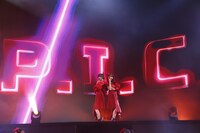 「≠ME 4th ANNIVERSARY PREMIUM CONCERT」の様子。(c)YOANI/KING RECORDS