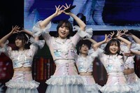 「≠ME 4th ANNIVERSARY PREMIUM CONCERT」の様子。(c)YOANI/KING RECORDS