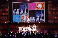 告白のセリフを披露する永田詩央里（ステージ上段）。(c)YOANI/KING RECORDS