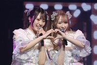 左から尾木波菜、谷崎早耶。(c)YOANI/KING RECORDS