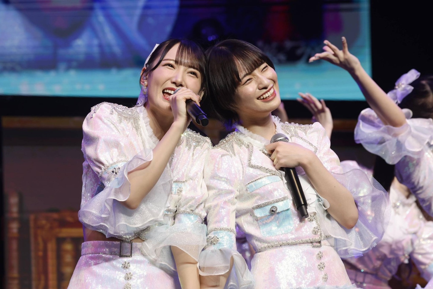 左から鈴木瞳美、冨田菜々風。(c)YOANI/KING RECORDS