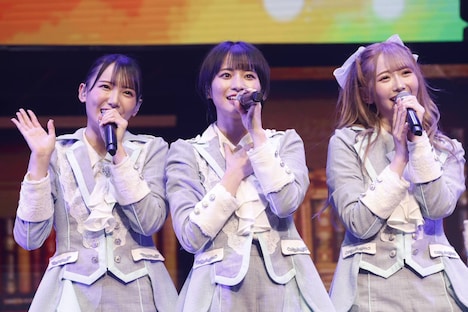 左から鈴木瞳美、冨田菜々風、谷崎早耶。(c)YOANI/KING RECORDS