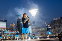 ベースボールシャツで登場した日向坂46。（撮影：上山陽介）