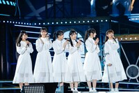 パフォーマンスには参加できなかったがMCで笑顔を見せた山下葉留花（右端）。（撮影：上山陽介）