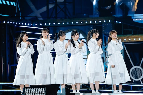 パフォーマンスには参加できなかったがMCで笑顔を見せた山下葉留花（右端）。（撮影：上山陽介）