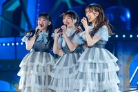 左から富田鈴花、佐々木美玲、佐々木久美。（撮影：上山陽介）