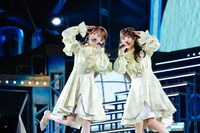 東村芽依（左）と高瀬愛奈（右）。（撮影：上山陽介）