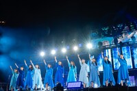 「青春の馬」を歌う日向坂46四期生。（撮影：上山陽介）