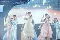 新曲「One choice」を披露する日向坂46。（撮影：上山陽介）
