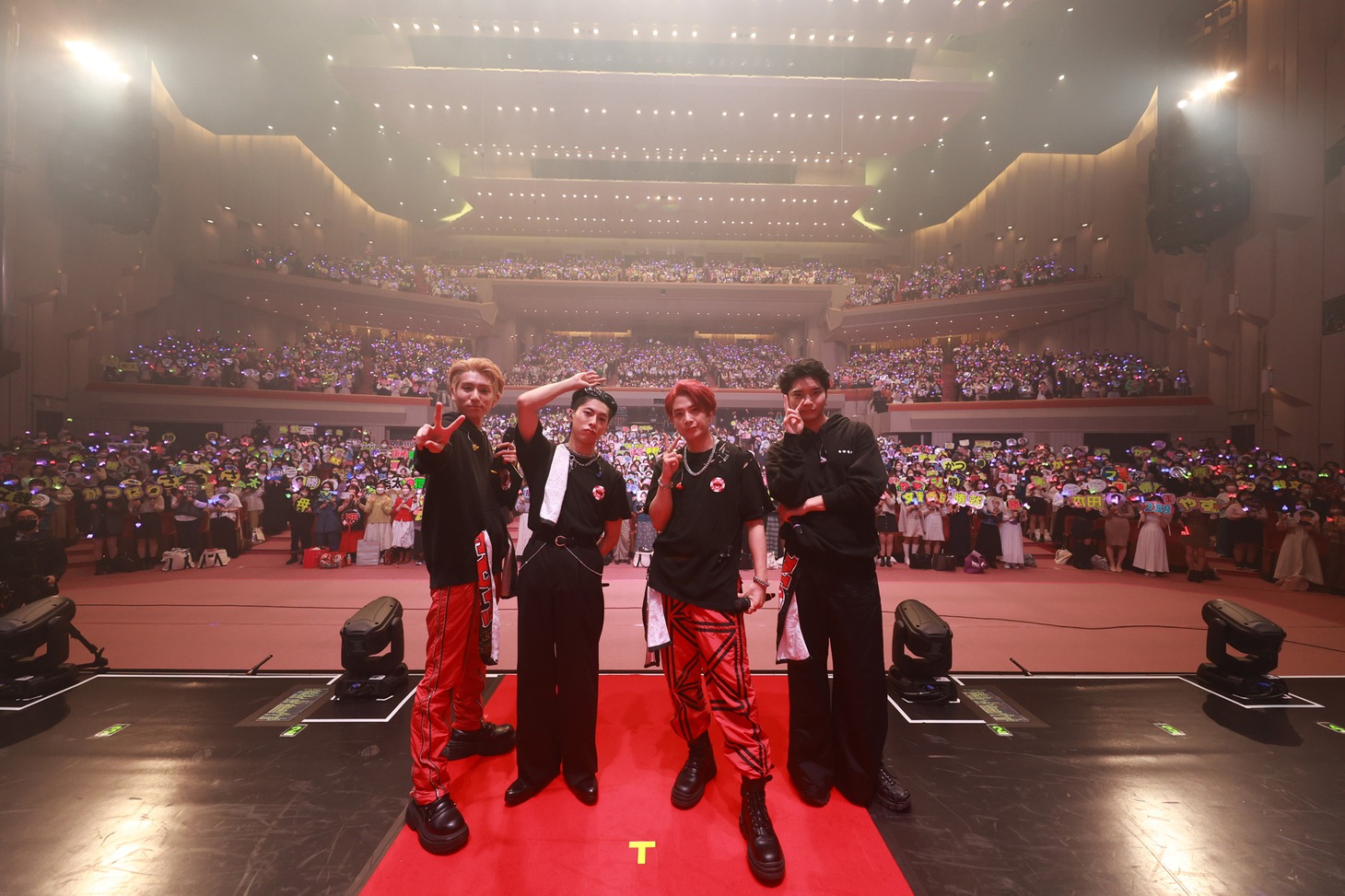「OWV LIVE TOUR 2023 -CASINO-」東京・NHKホール公演の様子。