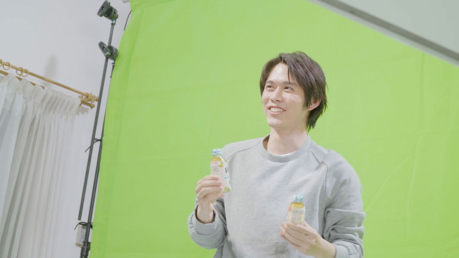 「チョコラBBスパークリング マスカット味」のCM「キレイはじける」編の撮影風景。